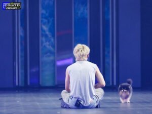 Tae and Yeontan onstage, performing on M Countdown